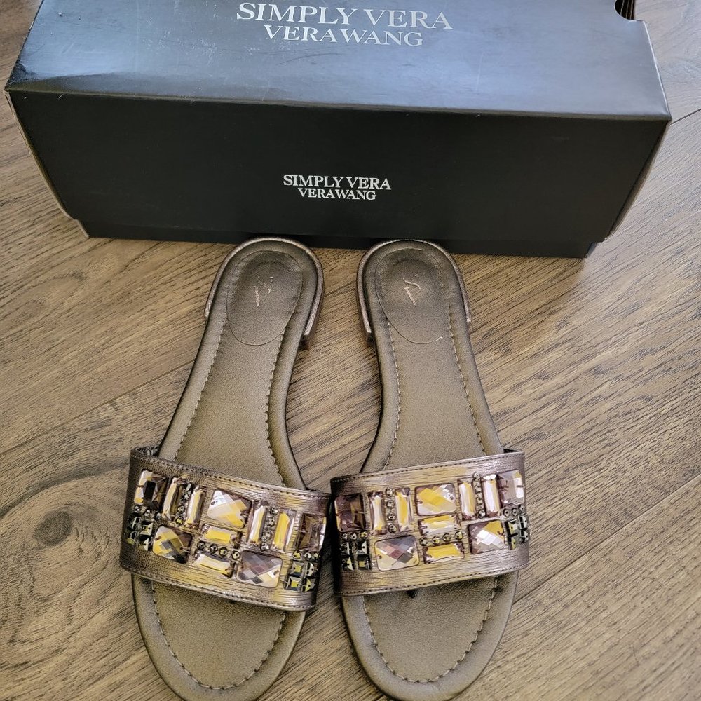 Vera Wang flat sandals size 6